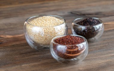 Ahşap arka planda farklı türde kinoa