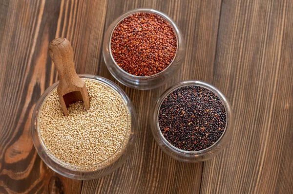 Verschiedene Arten Von Quinoa Auf Holzgrund — Stockfoto