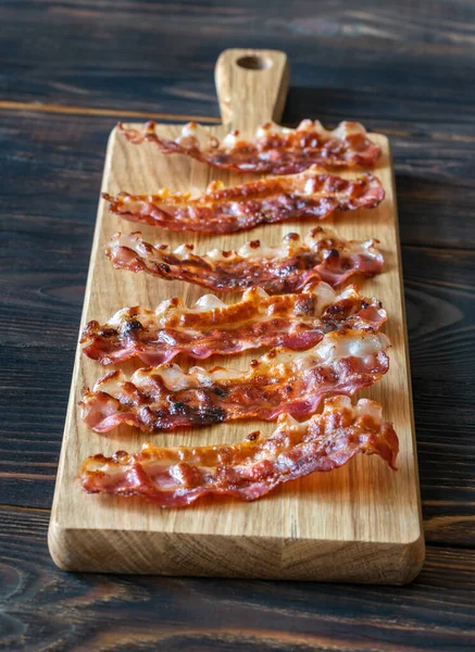 Stekta Baconremsor Träbrädan — Stockfoto