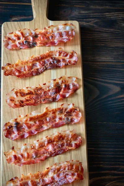 Stekta Baconremsor Träbrädan — Stockfoto