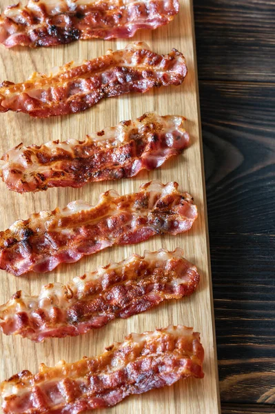 Stekta Baconremsor Träbrädan — Stockfoto