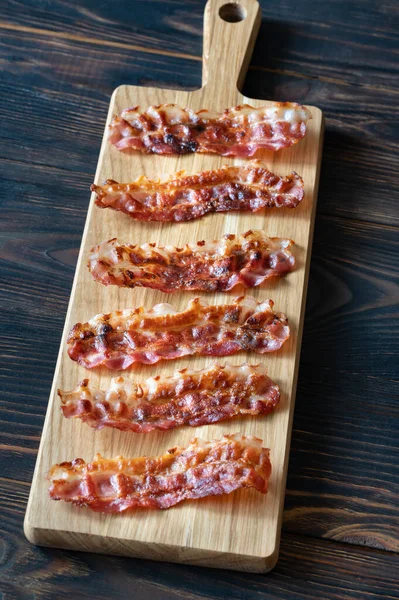 Stekta Baconremsor Träbrädan — Stockfoto