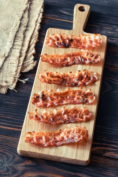 Stekta Baconremsor Träbrädan — Stockfoto