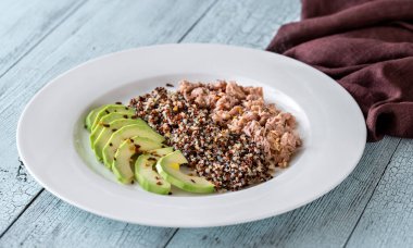 Avokado ve ton balıklı kinoa.