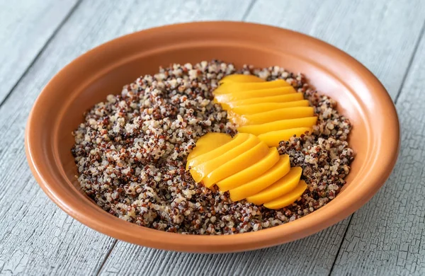 Quinoa Mit Pfirsichscheiben Aus Nächster Nähe — Stockfoto