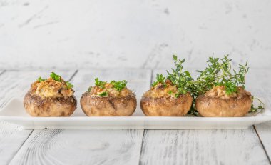 Krem peynirli mantar kapları, ekmek kırıntıları ve parmesanlı.