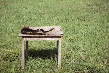 Arka bahçedeki eski tahta masa.
