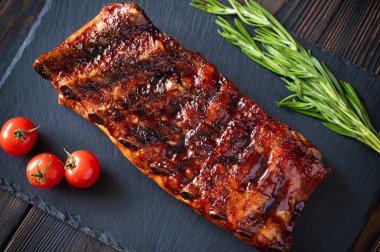 Barbekü domuz pirzolası.