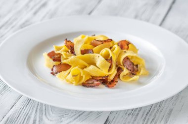 Pappardelle makarna ve pancetta. Carbonara makarnası çeşitleri.