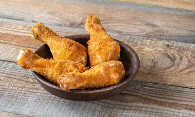 Ekmekli tavuk budu tabağı. Yakın plan.