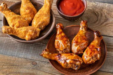 Köy arka planında kızarmış tavuk budu.