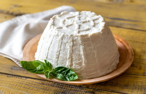 Ricotta Queso Suero Italiano Con Hojas Albahaca Fresca — Foto de Stock