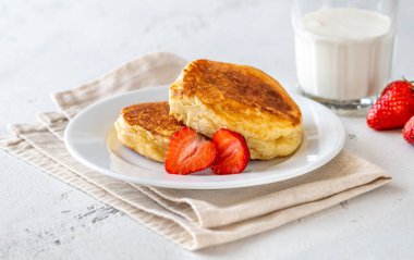 Taze böğürtlenli ve bir bardak sütlü Ricotta gözlemesi.