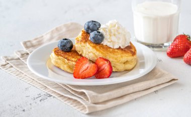 Krem şantili ve taze dutlu Ricotta krepleri.