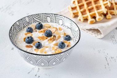 Bir kase ev yapımı yabanmersinli Bircher Müsli.