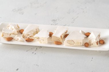 Turon parçaları - Avrupa nugat şekerlemesi