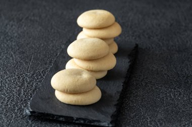 Taş tahtada limonlu bisküviler yakın.