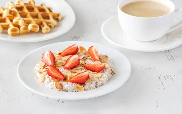 Portion Hausgemachtes Bircher Müsli Mit Tasse Kaffee — Stockfoto