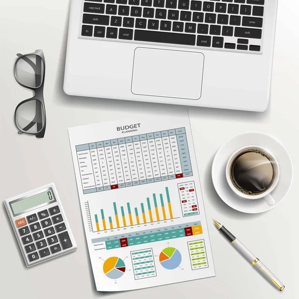 Belgeler, kahve ve masanın üstünde laptop. Kağıt iş bütçe p