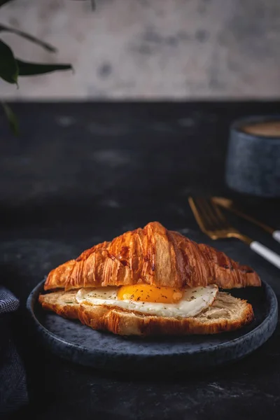 Croissant Tükörtojással Kávéval — Stock Fotó