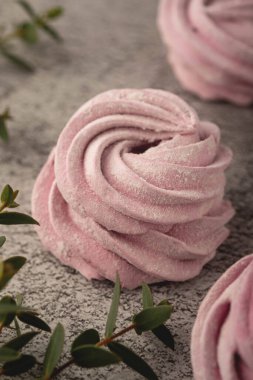 Gri arkaplanda pembe şekerlemeler.