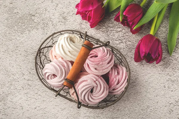 Růžové Marshmallows Close Tulipány Šedém Pozadí Horní Pohled — Stock fotografie