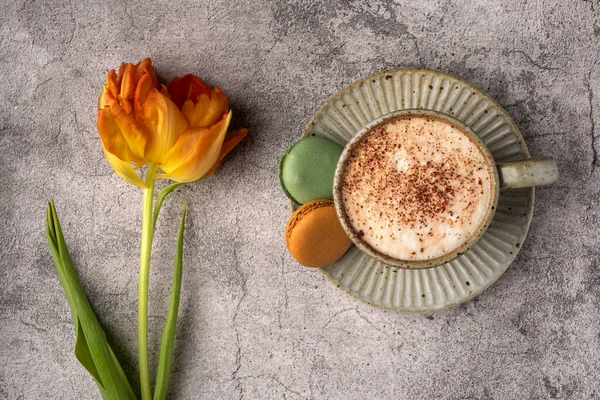 Kopi Cappuccino Dalam Cangkir Piring Dengan Makaroni Dan Tulip Kuning — Stok Foto