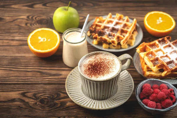 Βελγικές Βάφλες Καφές Γιαούρτι Φρούτα Και Μούρα Ξύλινο Φόντο Πρωινό — Φωτογραφία Αρχείου