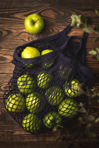 Green Apples Mesh Bag Wooden Background Concept Using Reusable Bag — Stock Photo, Image