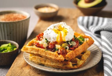 Belçika waffle 'ında haşlanmış yumurta, kahve, lezzetli kahvaltı, yakın plan.