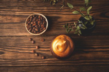 Yumuşak kremşantili kahve, dalgona kahve, meşrubatlı klasik tahta bardaklar, moda Kore içeceği, üst manzara, kopyalama alanı