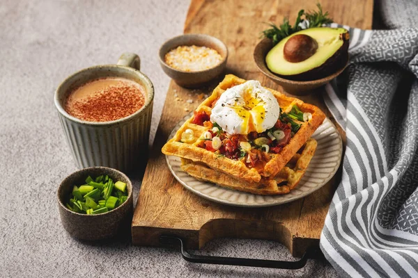 Belçika waffle 'larında haşlanmış yumurta, kahve, kahvaltı, üst manzara.