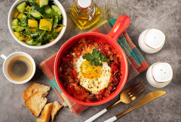 Shakshuka Piros Serpenyőben Szürke Alapon Reggeli Koncepció Tükörtojással Salátával Kávéval — Stock Fotó