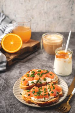 Peynirli somon tostları, kahveli kahvaltı konsepti ve taze sıkılmış portakal suyu, sağlıklı yiyecekler..