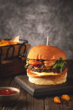 Karides ve sığır burger, kızarmış patates ve sosis. Yakın plan, kopyalama alanı.