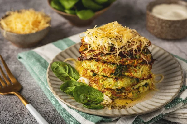 kabak ve peynirli ıspanaklı gözleme, yakın plan.