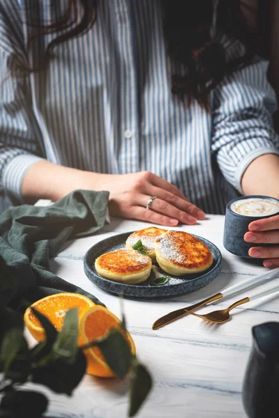 아름답고 맛있는 식사를 테이블에 코티지치이 팬케이크 접시에 배경에 오렌지 곁들인 — 스톡 사진