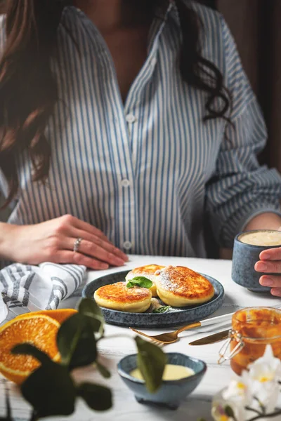 아름답고 맛있는 식사를 테이블에 코티지치이 팬케이크 접시에 배경에 오렌지 곁들인 로열티 프리 스톡 이미지