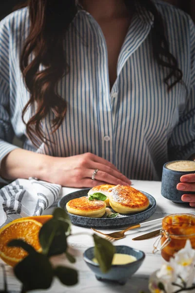 아름답고 맛있는 식사를 테이블에 코티지치이 팬케이크 접시에 배경에 오렌지 곁들인 스톡 이미지