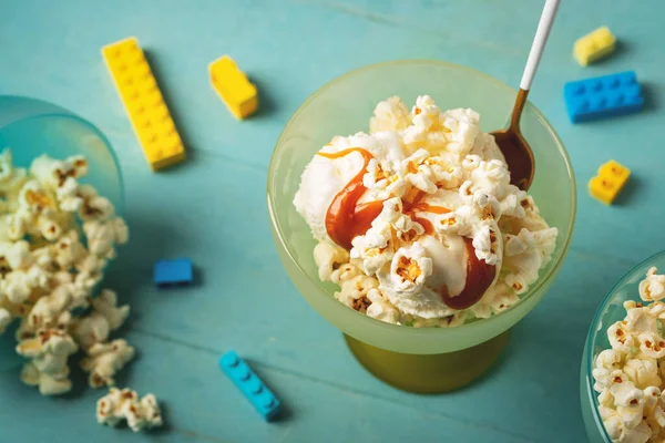 캐러멜 팝콘을 곁들인 아이스크림 파란색 아이들의 디저트 컨셉트 스톡 사진