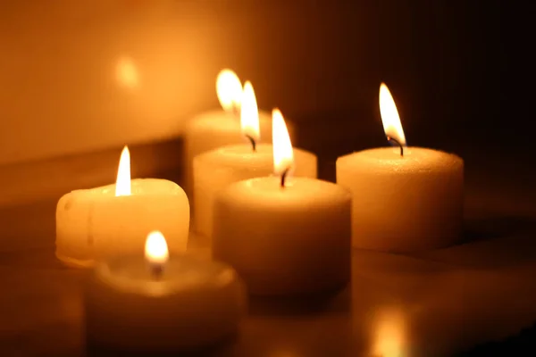 Velas navideñas encendidas — Foto de Stock