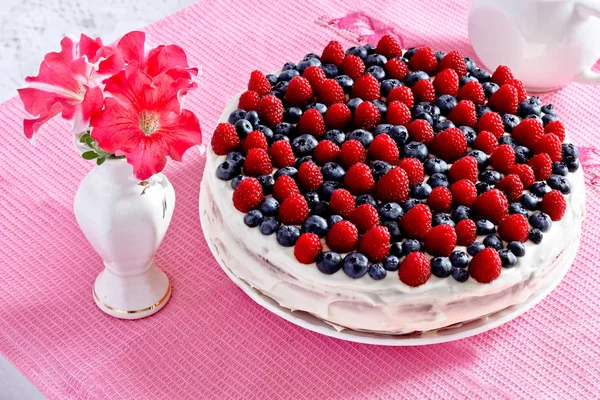 Creamy sweet cake — Stock Photo, Image