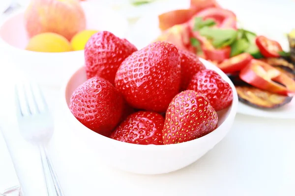 Śniadanie - świeże truskawki na table — Zdjęcie stockowe