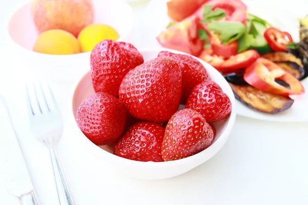 Breakfast - fresh strawberries on table — Stock Photo, Image