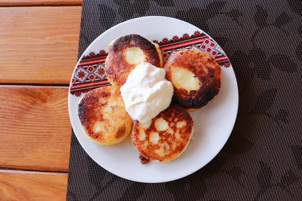Сырники - блинчики с сыром, оладьи из творога - традиционная украинская и русская кухня . — стоковое фото