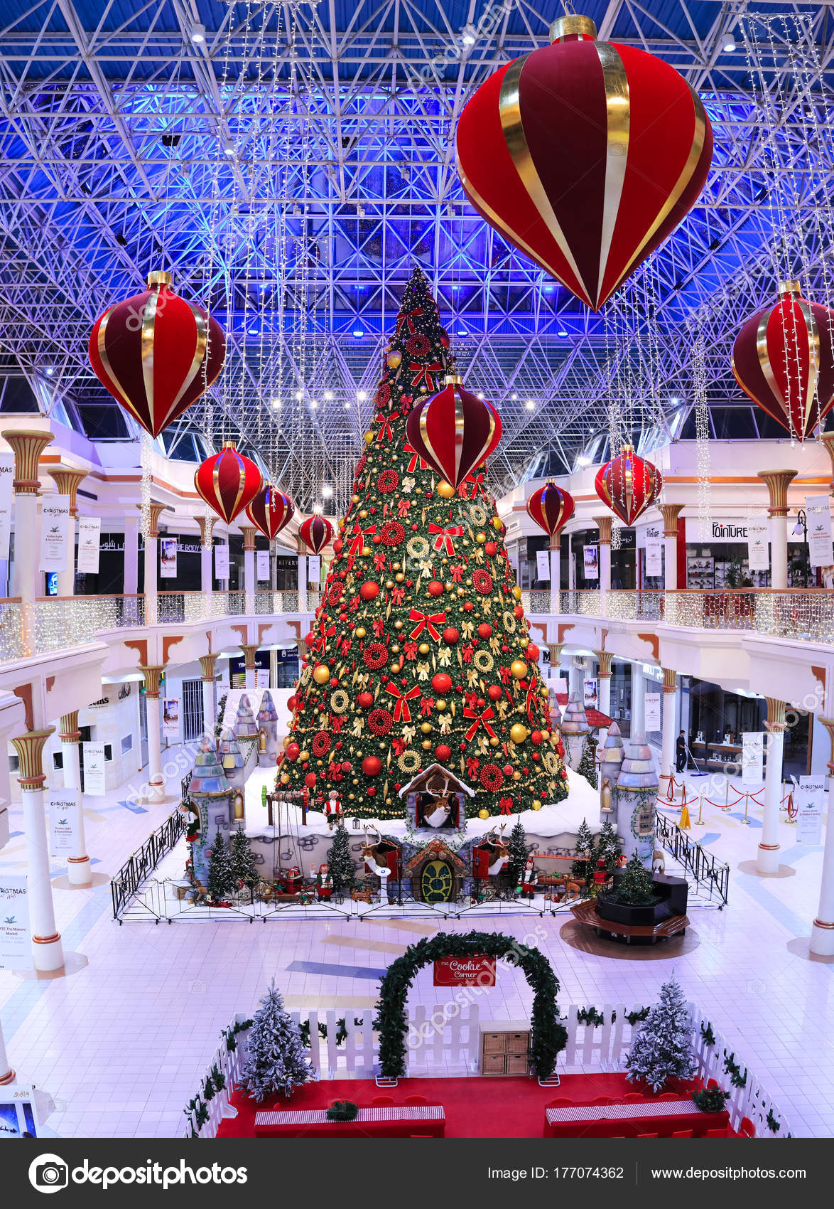 DUBAI, UAE  DEC 10 Christmas tree and decorations at the Wafi Mall in