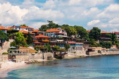 Nesebar şehir evleri ve dolgu kıyı görünümünü