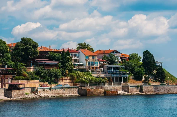 Vista costera de las casas de la ciudad de Nesebar y terraplén — Foto de Stock