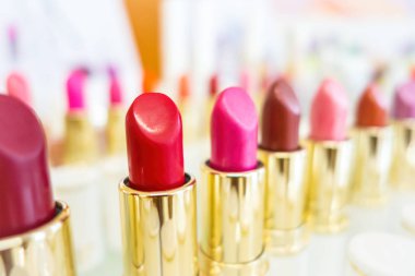 Hafif bulanık arka plan üzerinde kırmızı ve pembe ruj koleksiyonu