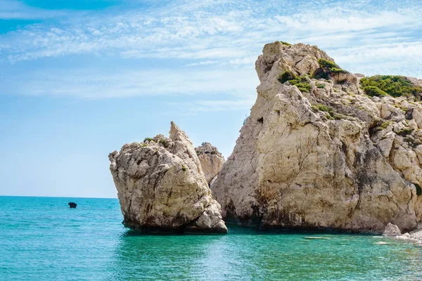 Рок Афродиты пляж возле Остров Кипр — стоковое фото